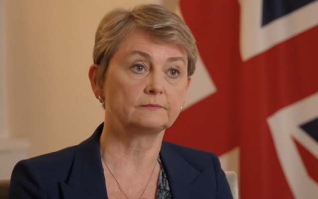 La ministre britannique des Affaires étrangères, Yvette Cooper, s'exprime lors d'une interview diffusée par la BBC le 22 septembre 2025. (Capture d'écran : BBC)